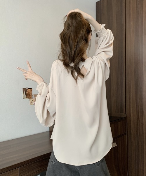 LUCPY(ラクピー)の「シャーリングスリーブボリュームブラウス(シャツ/ブラウス・レディース・ホワイト/ブラック/アイボリー/ブラウン・MEDIUM/XX-LARGE/X-LARGE/LARGE)」の6枚目の写真