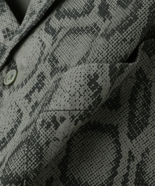 Carhartt WIP(カーハートダブリューアイピー)の「CARHARTT WIP / カーハート ダブリューアイピー S/S SNAKE CAMO SHIRT(シャツ/ブラウス・メンズ・ライトグリーン・LARGE/MEDIUM)」の3枚目の写真