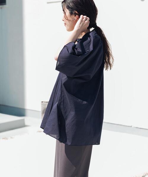 URBAN RESEARCH DOORS(アーバンリサーチドアーズ)の「コットンボイルロールアップスリーブブラウス | 涼しい/夏/エアリー/ナチュラル/大人カジュアル(シャツ/ブラウス・レディース・ネイビー/オレンジ/グリーン/ブラウン・FREE)」の20枚目の写真