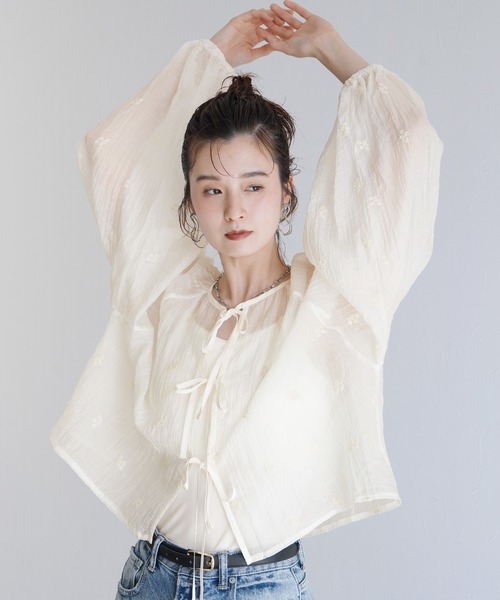 Yeoun(ヨウン)の「前後2WAY花柄刺繍ボリュームスリーブリボンシアーブラウス(シャツ/ブラウス・レディース・ブラック/オフホワイト・M)」の2枚目の写真