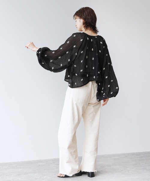 Yeoun(ヨウン)の「前後2WAY花柄刺繍ボリュームスリーブリボンシアーブラウス(シャツ/ブラウス・レディース・ブラック/オフホワイト・M)」の3枚目の写真