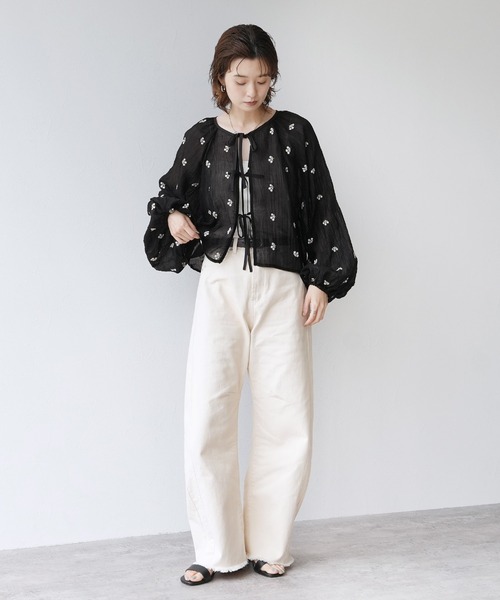 Yeoun(ヨウン)の「前後2WAY花柄刺繍ボリュームスリーブリボンシアーブラウス(シャツ/ブラウス・レディース・ブラック/オフホワイト・M)」の5枚目の写真