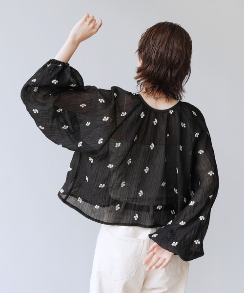 Yeoun(ヨウン)の「前後2WAY花柄刺繍ボリュームスリーブリボンシアーブラウス(シャツ/ブラウス・レディース・ブラック/オフホワイト・M)」の7枚目の写真