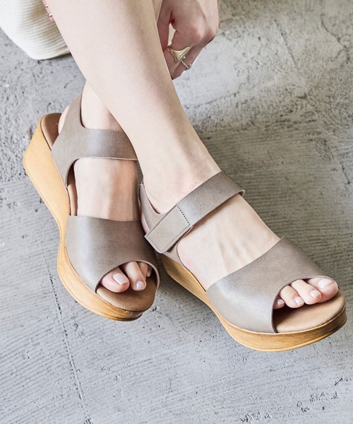 Fashion Letter(ファッションレター)の「日本製 アンクルベルトウェッジサボサンダル 痛くないサンダル(サンダル・レディース・ゴールド/キャメル/ベージュ系その他/ブラック・S/M/L/LL)」の2枚目の写真