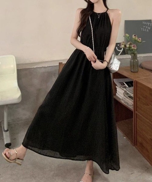 mielu(ミエル)の「ホルターネックギャザーワンピース(ワンピース・レディース・ブラック/ホワイト・LARGE/MEDIUM)」の2枚目の写真