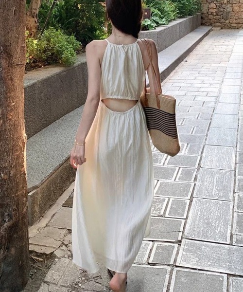 mielu(ミエル)の「ホルターネックギャザーワンピース(ワンピース・レディース・ブラック/ホワイト・LARGE/MEDIUM)」の4枚目の写真