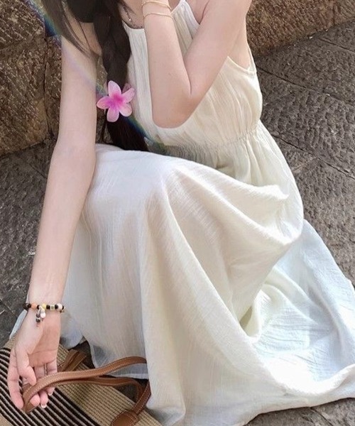 mielu(ミエル)の「ホルターネックギャザーワンピース(ワンピース・レディース・ブラック/ホワイト・LARGE/MEDIUM)」の7枚目の写真