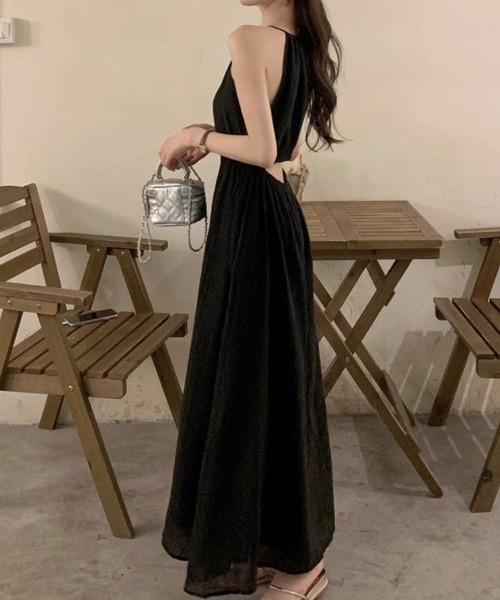 mielu(ミエル)の「ホルターネックギャザーワンピース(ワンピース・レディース・ブラック/ホワイト・LARGE/MEDIUM)」の11枚目の写真