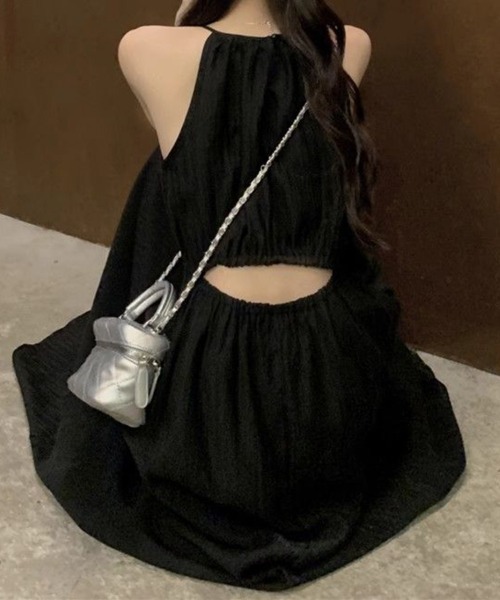 mielu(ミエル)の「ホルターネックギャザーワンピース(ワンピース・レディース・ブラック/ホワイト・LARGE/MEDIUM)」の17枚目の写真