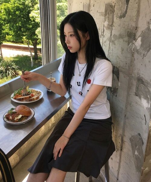 muahmuah(ムーアムーア)の「ロゴフラワー刺繍半袖Tシャツ(Tシャツ/カットソー・レディース・ホワイト・FREE)」の6枚目の写真