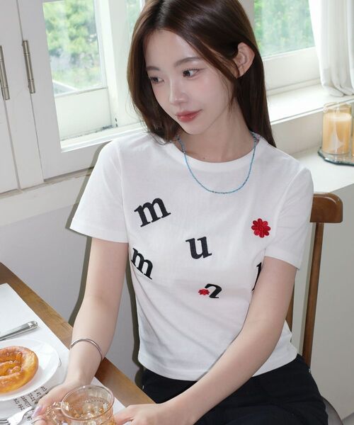 muahmuah(ムーアムーア)の「ロゴフラワー刺繍半袖Tシャツ(Tシャツ/カットソー・レディース・ホワイト・FREE)」の4枚目の写真