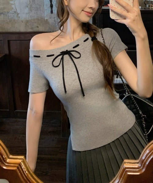 LUCPY(ラクピー)の「リボンデザインオフショルニットトップス(その他トップス・レディース・グレー・FREE)」の4枚目の写真