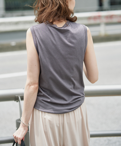 VERMEIL par iena(ヴェルメイユパーイエナ)の「キュプラコットンノースリーブ(Tシャツ/カットソー・レディース・チャコールグレー/ホワイト・FREE)」の13枚目の写真