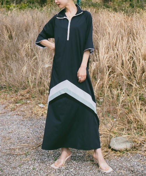 ELLA CANTARIA(エヤカンタリア)の「Chevron Half-Zip Dress|V字型ハーフジップワンピース(ワンピース・レディース・ネイビー/オフホワイト・FREE)」の2枚目の写真