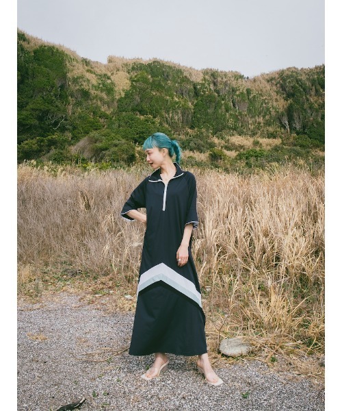 ELLA CANTARIA(エヤカンタリア)の「Chevron Half-Zip Dress|V字型ハーフジップワンピース(ワンピース・レディース・ネイビー/オフホワイト・FREE)」の9枚目の写真