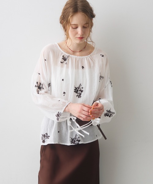 Crisp（クリスプ）の「flower embroidery sheer smock blouse / フラワーエンブロイダリーシアースモックブラウス（シャツ/ブラウス・レディース・ホワイト/イエロー・FREE）」の3枚目の写真