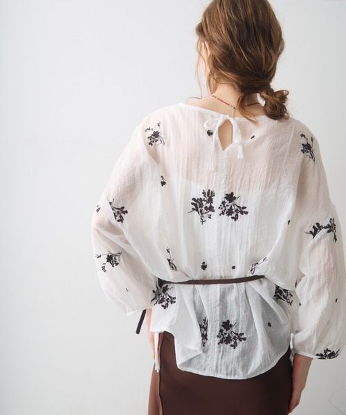 Crisp（クリスプ）の「flower embroidery sheer smock blouse / フラワーエンブロイダリーシアースモックブラウス（シャツ/ブラウス・レディース・ホワイト/イエロー・FREE）」の6枚目の写真