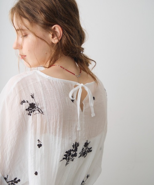 Crisp（クリスプ）の「flower embroidery sheer smock blouse / フラワーエンブロイダリーシアースモックブラウス（シャツ/ブラウス・レディース・ホワイト/イエロー・FREE）」の7枚目の写真
