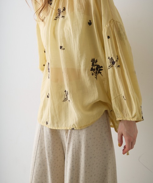 Crisp（クリスプ）の「flower embroidery sheer smock blouse / フラワーエンブロイダリーシアースモックブラウス（シャツ/ブラウス・レディース・ホワイト/イエロー・FREE）」の17枚目の写真
