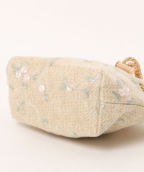 Mignonjour(ミニョンジュール)の「Mignonjour/フラワー チェーン巾着バッグ M2955(ショルダーバッグ・レディース・ベージュ/ホワイト・FREE)」の4枚目の写真