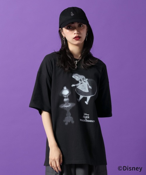 PAGEBOY(ページボーイ)の「Disney【ふしぎの国のアリス】ルーズT(Tシャツ/カットソー・レディース・オフホワイト/ブラック/チャコールグレー・FREE)」の2枚目の写真