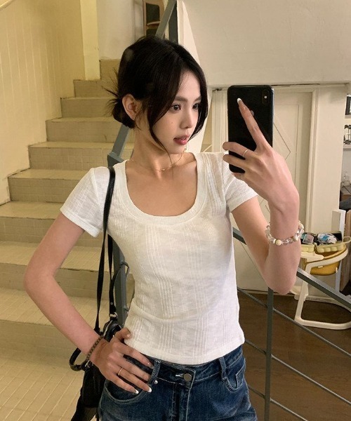 FAVORITO(ファヴォリート)の「UネックTEE(Tシャツ/カットソー・レディース・ホワイト/ブルー/オレンジ/レッド・F)」の1枚目の写真