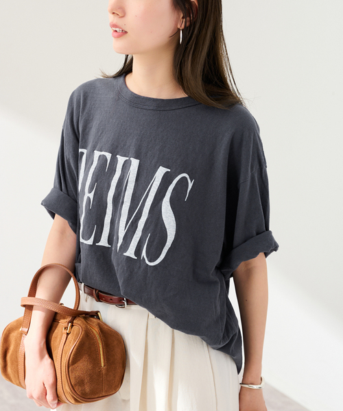 FRAMeWORK(フレームワーク)の「≪WEB限定+一部店舗 / 追加≫ラフィー天竺ネームロゴTEE 3(Tシャツ/カットソー・レディース・ベージュ/チャコールグレー/ホワイト・FREE)」の3枚目の写真