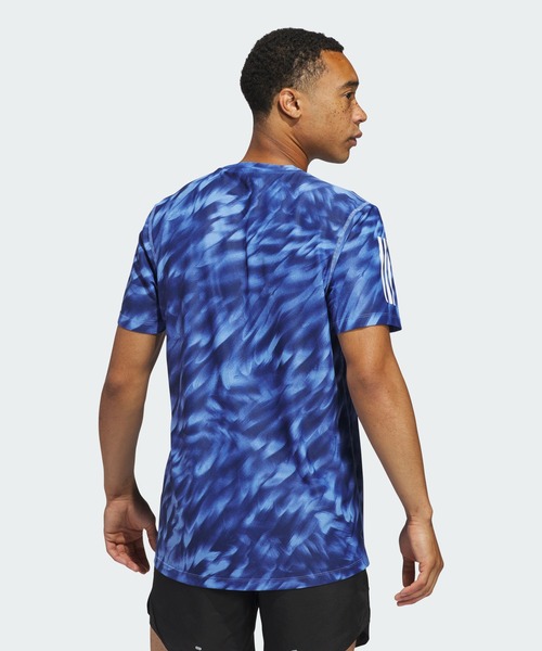 adidas(アディダス)の「オウン ザ ラン 総柄プリント 半袖Tシャツ / アディダス adidas(Tシャツ/カットソー・メンズ・ブルー・3XL/LARGE/MEDIUM/SMALL/X-LARGE/X-SMALL)」の2枚目の写真