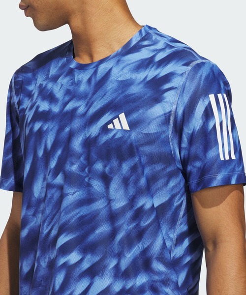 adidas(アディダス)の「オウン ザ ラン 総柄プリント 半袖Tシャツ / アディダス adidas(Tシャツ/カットソー・メンズ・ブルー・3XL/LARGE/MEDIUM/SMALL/X-LARGE/X-SMALL)」の4枚目の写真