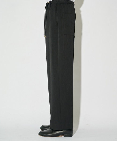 CULLNI(クルニ)の「【CULLNI】別注 Cord pique Drawstring Relaxed Pants / ウォッシャブル / 伸縮素材(スラックス・メンズ・グリーン/グレー/ブラック/ネイビー/ベージュ・1/2)」の11枚目の写真