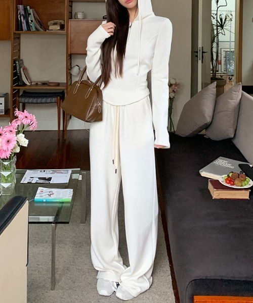 AMAJI（アマジ）の「フード付き スウェット × ワイドパンツ セットアップ（セットアップ・レディース・ベージュ・MEDIUM/LARGE/SMALL）」の3枚目の写真