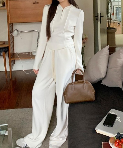 AMAJI（アマジ）の「フード付き スウェット × ワイドパンツ セットアップ（セットアップ・レディース・ベージュ・MEDIUM/LARGE/SMALL）」の2枚目の写真