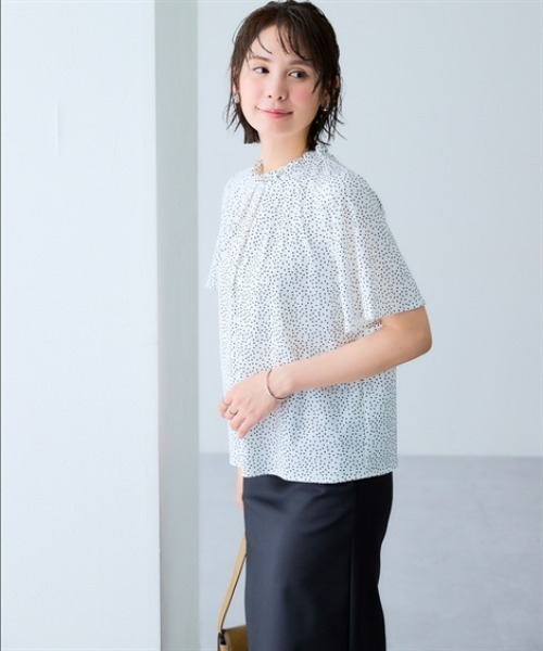 7days Life Styling(セブンデイズライフスタイリング)の「【接触冷感】カットソー素材フリルネックドットブラウス(シャツ/ブラウス・レディース・ネイビー系/ホワイト系・M/L/LL/3L)」の3枚目の写真