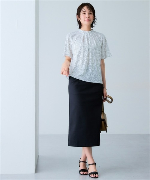 7days Life Styling(セブンデイズライフスタイリング)の「【接触冷感】カットソー素材フリルネックドットブラウス(シャツ/ブラウス・レディース・ネイビー系/ホワイト系・M/L/LL/3L)」の4枚目の写真
