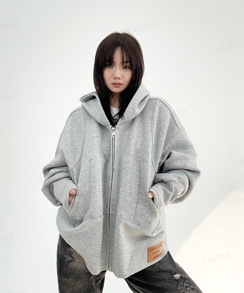 Dalfwin（ダールフィン）の「フェイクレザーラベル付きビッグポケット曲線ステッチジップアップパーカー（Tシャツ/カットソー・レディース・ブラック/グレー・FREE）」の2枚目の写真