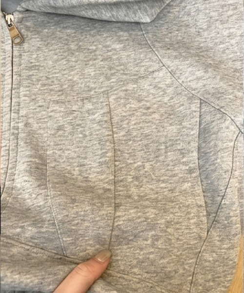 Dalfwin（ダールフィン）の「フェイクレザーラベル付きビッグポケット曲線ステッチジップアップパーカー（Tシャツ/カットソー・レディース・ブラック/グレー・FREE）」の9枚目の写真