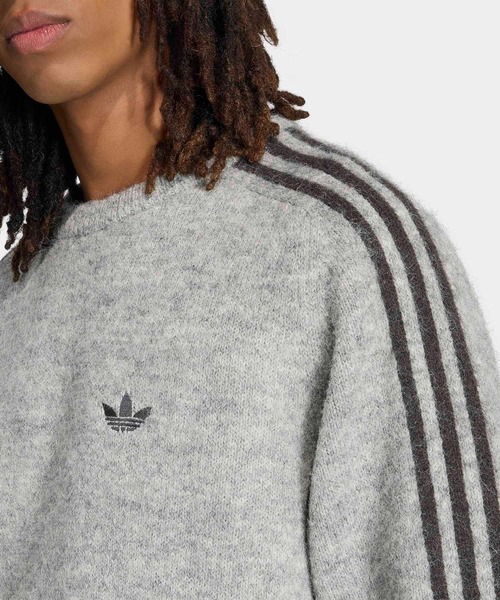 adidas（アディダス）の「スリーストライプス フラッフィー ニット クルー スウェットシャツ / トレーナー / アディダスオリジナルス adidas Originals（スウェット・メンズ・グレー・X-LARGE/3XL/XX-LARGE/X-SMALL/SMALL/MEDIUM/LARGE）」の2枚目の写真