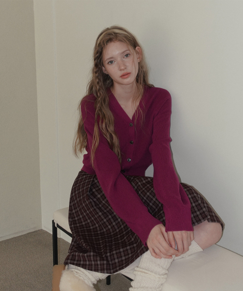 TWEE(トゥウィー)の「エルド Vネック ルーズフィット ニット 長袖 カーディガン(カーディガン/ボレロ・レディース・ダークブラウン/バイオレット/ブラック・FREE)」の6枚目の写真