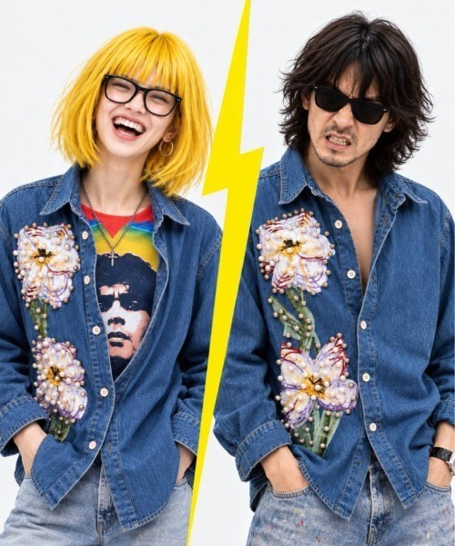 KAMINARI_TOKIO(カミナリトキオ)の「フラワーモチーフパール&ビジュデニムシャツ(シャツ/ブラウス・レディース・ブルー系・FREE)」の2枚目の写真