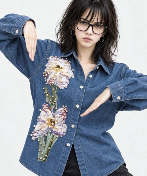 KAMINARI_TOKIO(カミナリトキオ)の「フラワーモチーフパール&ビジュデニムシャツ(シャツ/ブラウス・レディース・ブルー系・FREE)」の8枚目の写真