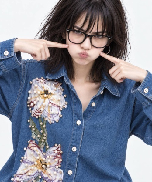 KAMINARI_TOKIO(カミナリトキオ)の「フラワーモチーフパール&ビジュデニムシャツ(シャツ/ブラウス・レディース・ブルー系・FREE)」の4枚目の写真