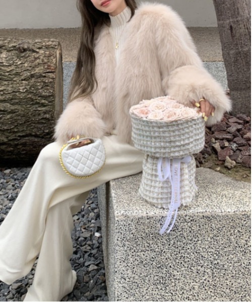 ＆soiree（アンドソワレ）の「ノーカラーフェイクロングファージャケット（ノーカラージャケット・レディース・ブラック/ベージュ/オフホワイト/ブラウン・LARGE/SMALL/MEDIUM）」の10枚目の写真