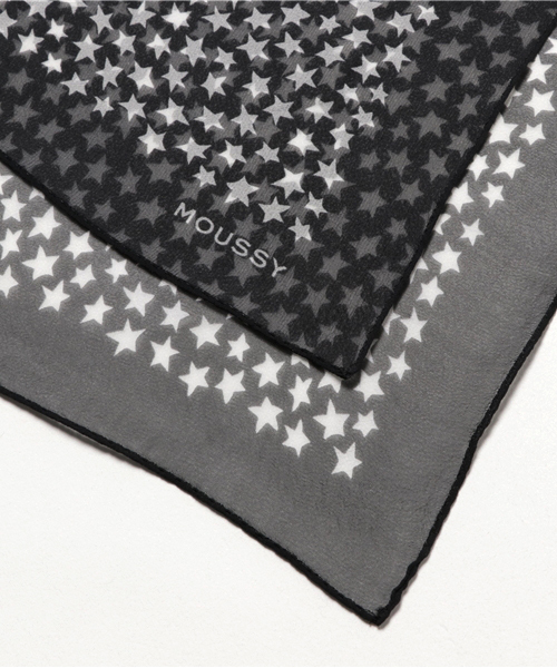 MOUSSY（マウジー）の「STAR SILK SCARF（バンダナ/スカーフ・レディース・レッド/ライトブルー/ブラック・FREE）」の4枚目の写真
