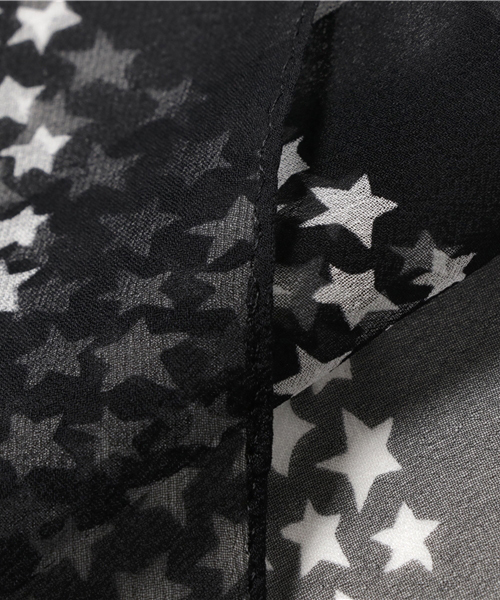 MOUSSY（マウジー）の「STAR SILK SCARF（バンダナ/スカーフ・レディース・レッド/ライトブルー/ブラック・FREE）」の5枚目の写真