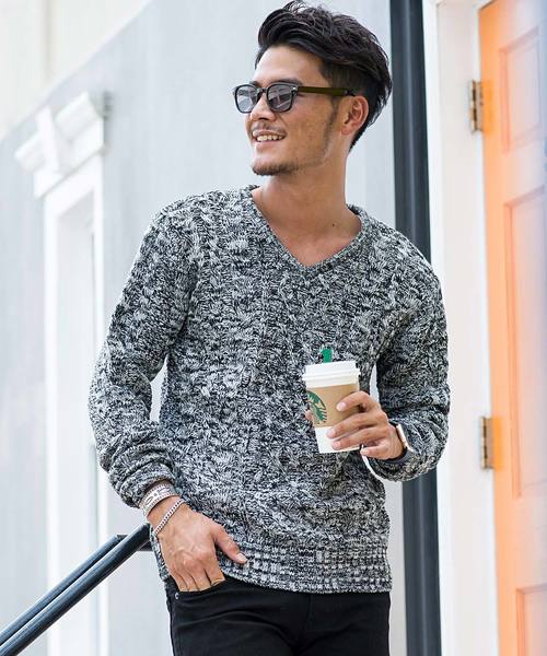 Vicci（ビッチ）の「『vicci/ヴィッチ』ケーブル編みVネック長袖ニットセーター（ニット/セーター・メンズ・ホワイト系その他2/ホワイト系その他4/ブラック系その他/ネイビー/ワインレッド/ホワイト系その他/ホワイト系その他3/アイボリー/ホワイト系その他5/ホワイト系その他6/ブラック/ブラック系その他2/グレー系その他/ミックスグレー/キャメル/グレー系その他2/オフホワイト/ベージュ/カーキ/ホワイト系その他7/パープル/レッド/インディゴブルー/ピンク/ロイヤルブルー/モカ/グリーン・L/M/44/46/XL）」の13枚目の写真