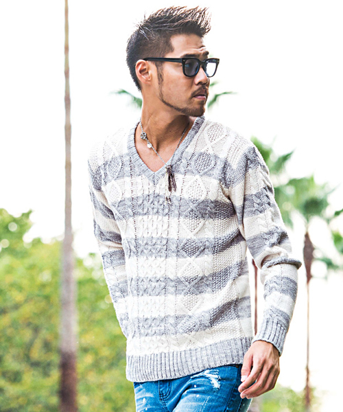 Vicci（ビッチ）の「『vicci/ヴィッチ』ケーブル編みVネック長袖ニットセーター（ニット/セーター・メンズ・ホワイト系その他2/ホワイト系その他4/ブラック系その他/ネイビー/ワインレッド/ホワイト系その他/ホワイト系その他3/アイボリー/ホワイト系その他5/ホワイト系その他6/ブラック/ブラック系その他2/グレー系その他/ミックスグレー/キャメル/グレー系その他2/オフホワイト/ベージュ/カーキ/ホワイト系その他7/パープル/レッド/インディゴブルー/ピンク/ロイヤルブルー/モカ/グリーン・L/M/44/46/XL）」の7枚目の写真
