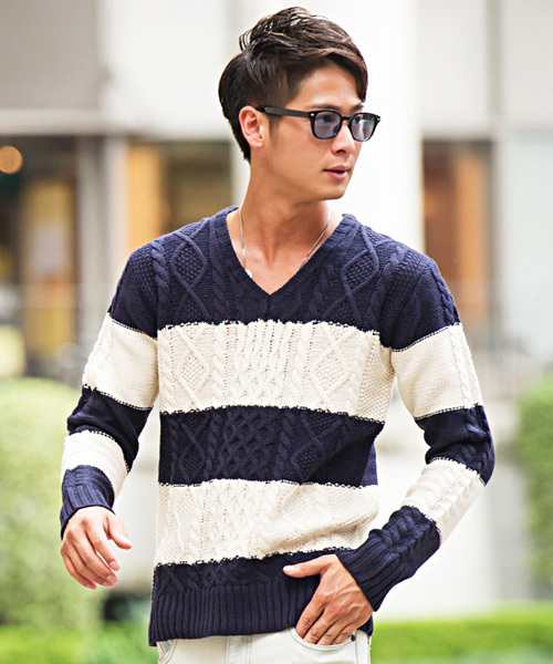 Vicci（ビッチ）の「『vicci/ヴィッチ』ケーブル編みVネック長袖ニットセーター（ニット/セーター・メンズ・ホワイト系その他2/ホワイト系その他4/ブラック系その他/ネイビー/ワインレッド/ホワイト系その他/ホワイト系その他3/アイボリー/ホワイト系その他5/ホワイト系その他6/ブラック/ブラック系その他2/グレー系その他/ミックスグレー/キャメル/グレー系その他2/オフホワイト/ベージュ/カーキ/ホワイト系その他7/パープル/レッド/インディゴブルー/ピンク/ロイヤルブルー/モカ/グリーン・L/M/44/46/XL）」の8枚目の写真