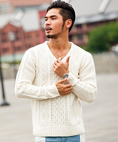 Vicci（ビッチ）の「『vicci/ヴィッチ』ケーブル編みVネック長袖ニットセーター（ニット/セーター・メンズ・ホワイト系その他2/ホワイト系その他4/ブラック系その他/ネイビー/ワインレッド/ホワイト系その他/ホワイト系その他3/アイボリー/ホワイト系その他5/ホワイト系その他6/ブラック/ブラック系その他2/グレー系その他/ミックスグレー/キャメル/グレー系その他2/オフホワイト/ベージュ/カーキ/ホワイト系その他7/パープル/レッド/インディゴブルー/ピンク/ロイヤルブルー/モカ/グリーン・L/M/44/46/XL）」の3枚目の写真