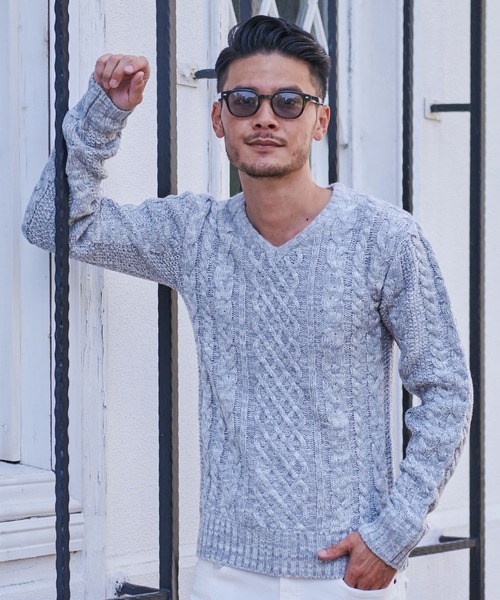 Vicci（ビッチ）の「『vicci/ヴィッチ』ケーブル編みVネック長袖ニットセーター（ニット/セーター・メンズ・ホワイト系その他2/ホワイト系その他4/ブラック系その他/ネイビー/ワインレッド/ホワイト系その他/ホワイト系その他3/アイボリー/ホワイト系その他5/ホワイト系その他6/ブラック/ブラック系その他2/グレー系その他/ミックスグレー/キャメル/グレー系その他2/オフホワイト/ベージュ/カーキ/ホワイト系その他7/パープル/レッド/インディゴブルー/ピンク/ロイヤルブルー/モカ/グリーン・L/M/44/46/XL）」の15枚目の写真