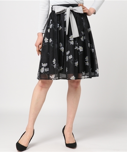 JILL by JILL STUART（ジルバイジルスチュアート）の「FLORAL STRIPE SK（スカート・レディース・ブラック/ホワイト・SMALL/MEDIUM）」の2枚目の写真